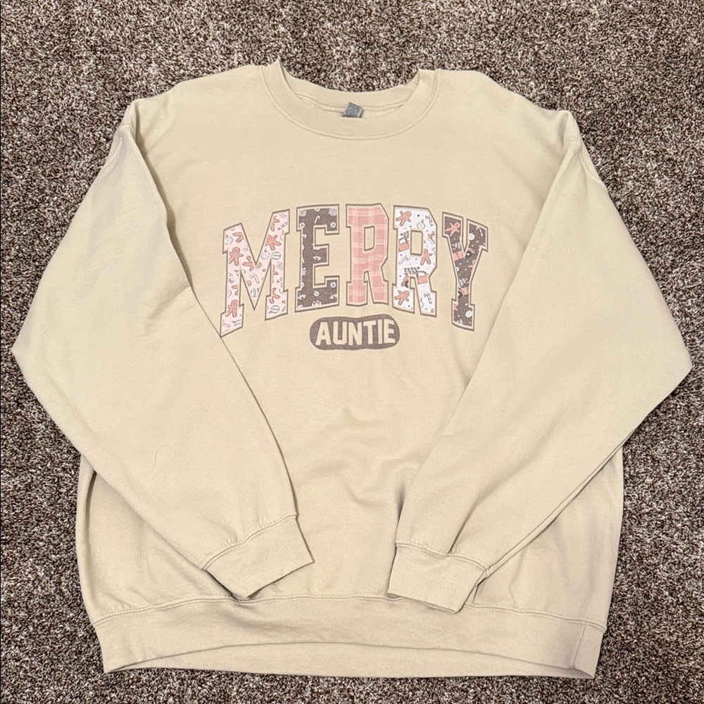 Gildan Cream 'Merry Auntie' Sweatshirt
